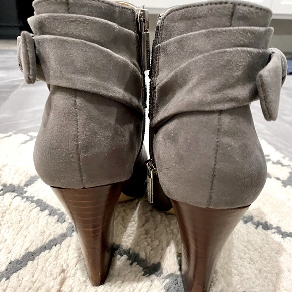 9 West heeled zip booties with bow - Picture 7 of 9